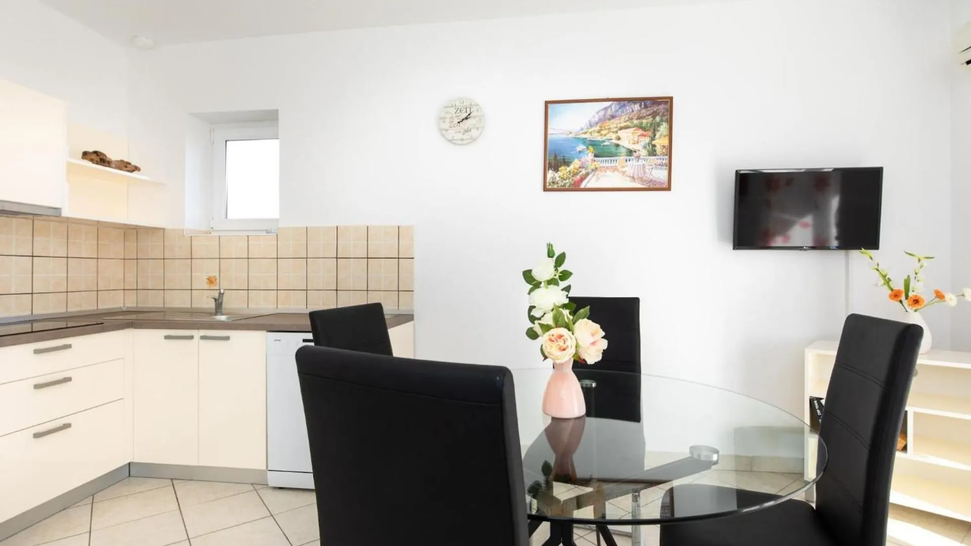 Classic Two Bedroom Apartment With Balcony And Pool Krk Town 0*,  Hırvatistan