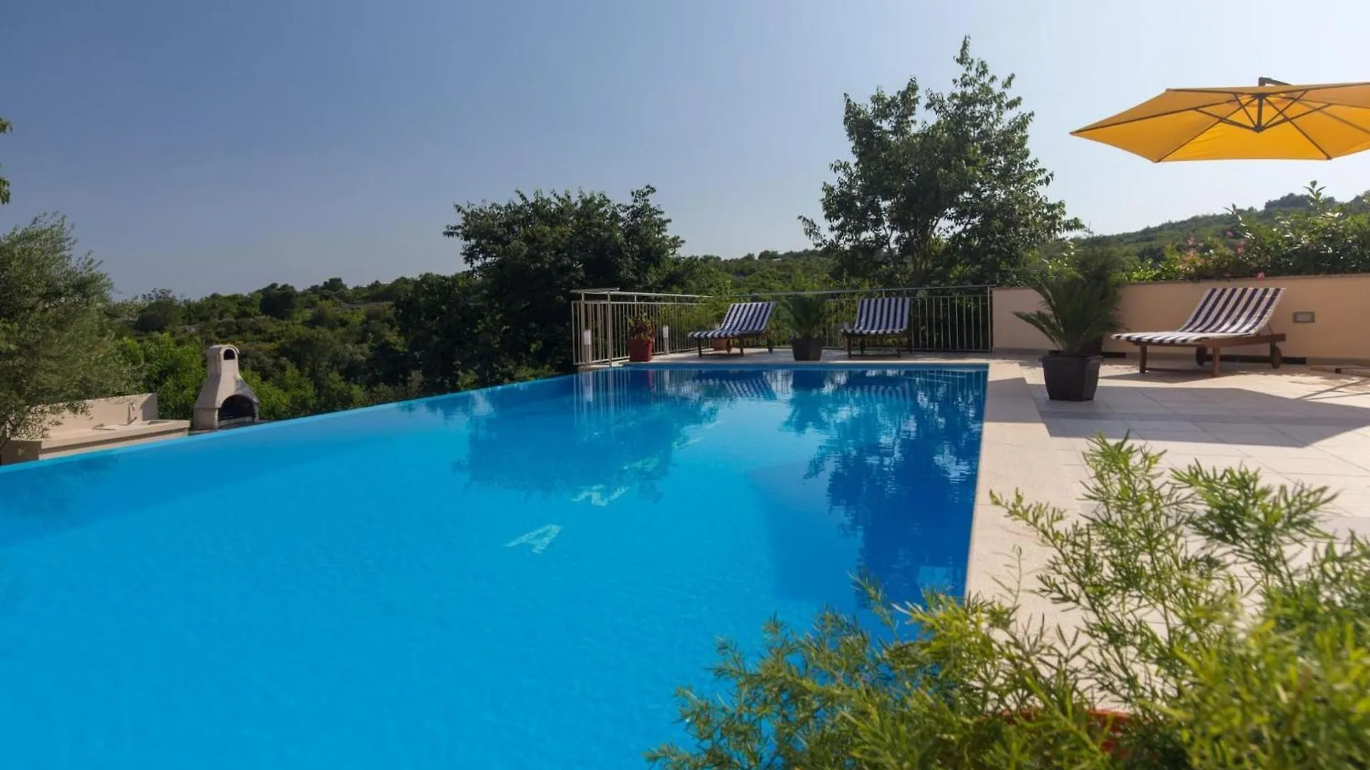 Classic Two Bedroom Apartment With Balcony And Pool Krk Town