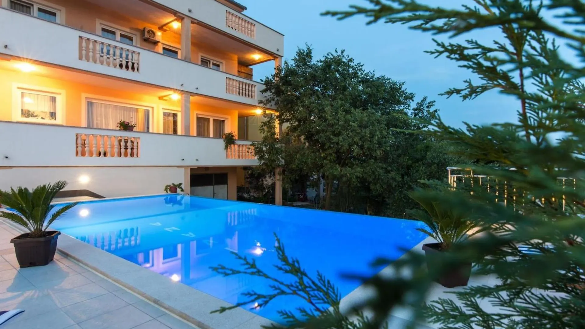 Classic Two Bedroom Apartment With Balcony And Pool Krk Town 0*,